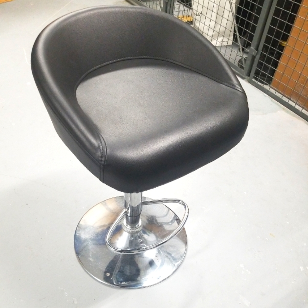Selling two brand new stools for amazing price